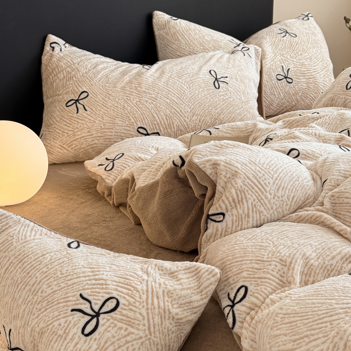 91家纺网 家纺一手货源 找家纺 呗旺鹿 2025新款A类高克重着色烂花雕花牛奶绒四件套 梦幻芭蕾卡其