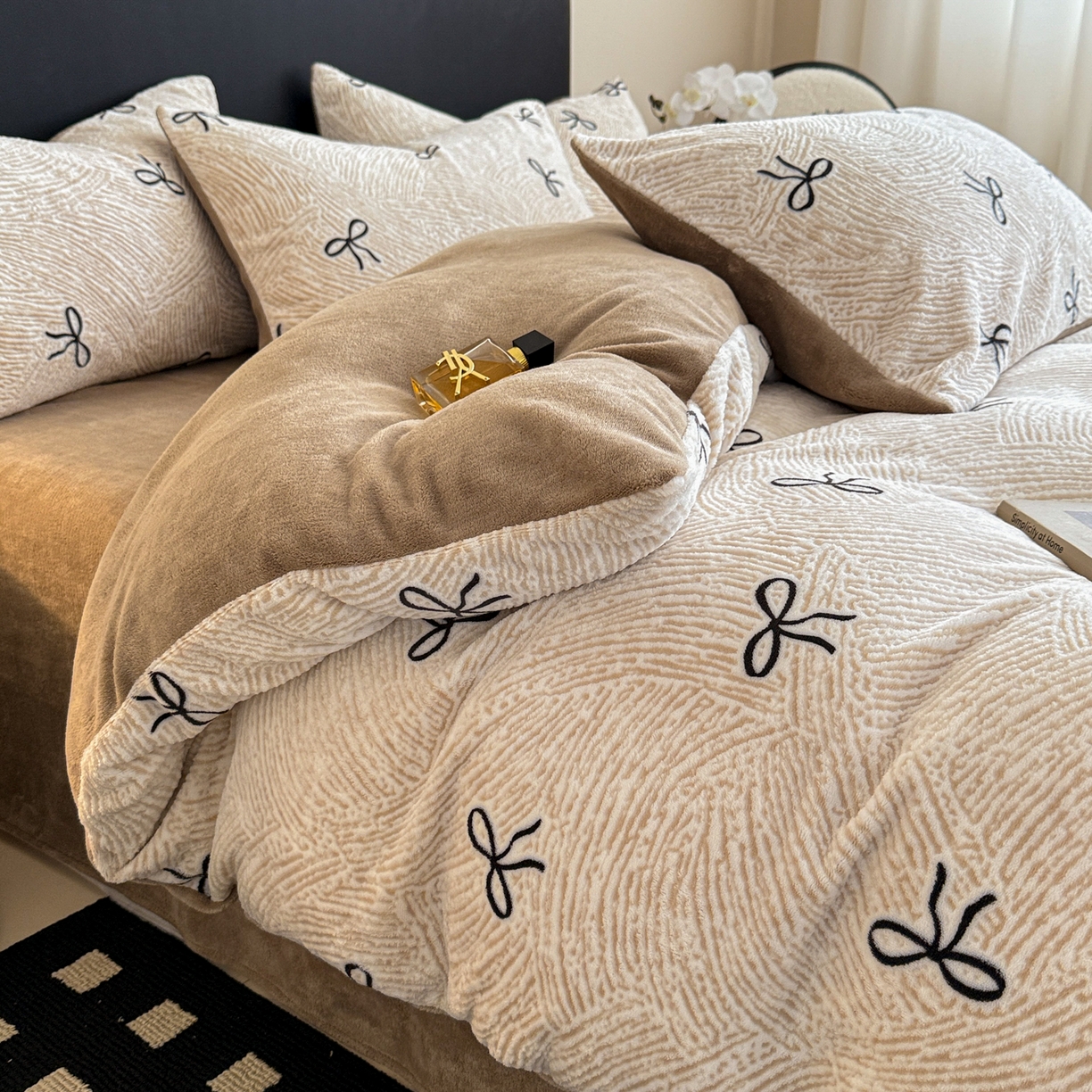 91家纺网 家纺一手货源 找家纺 呗旺鹿 2025新款A类高克重着色烂花雕花牛奶绒四件套 梦幻芭蕾卡其