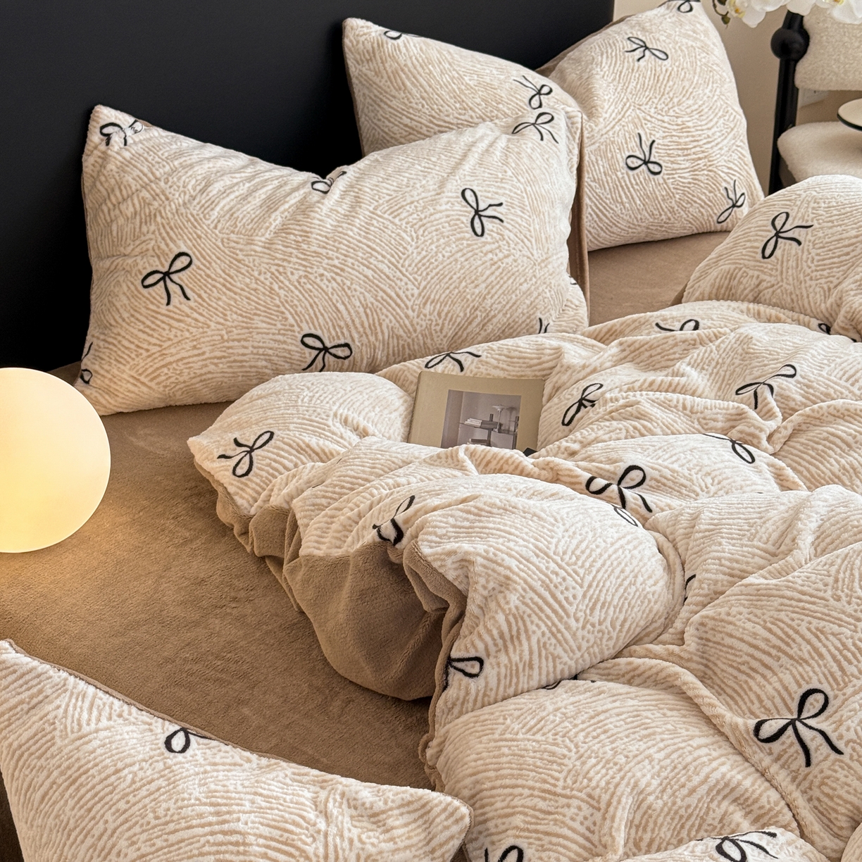 91家纺网 家纺一手货源 找家纺 呗旺鹿 2025新款A类高克重着色烂花雕花牛奶绒四件套 梦幻芭蕾卡其