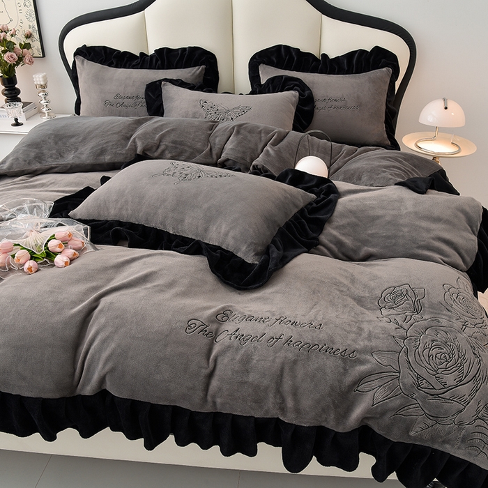 91家纺网 家纺一手货源 找家纺 炫拼家纺 2025新款刺绣黑花边高克重牛奶绒四件套-法式玫瑰 法式玫瑰-绅士灰