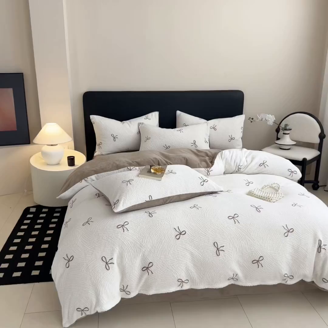 91家纺网 家纺一手货源 找家纺 呗旺鹿 2025新款A类高克重着色烂花雕花牛奶绒四件套 梦幻芭蕾奶白