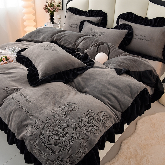 91家纺网 家纺一手货源 找家纺 炫拼家纺 2025新款刺绣黑花边高克重牛奶绒四件套-法式玫瑰 法式玫瑰-绅士灰