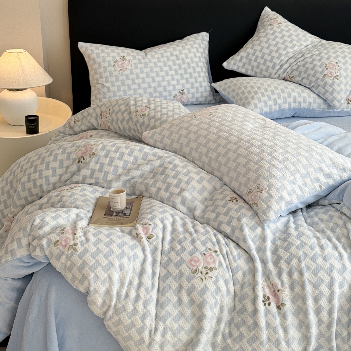 91家纺网 家纺一手货源 找家纺 呗旺鹿 2025新款A类高克重着色烂花雕花牛奶绒四件套 浅雾蔷薇兰