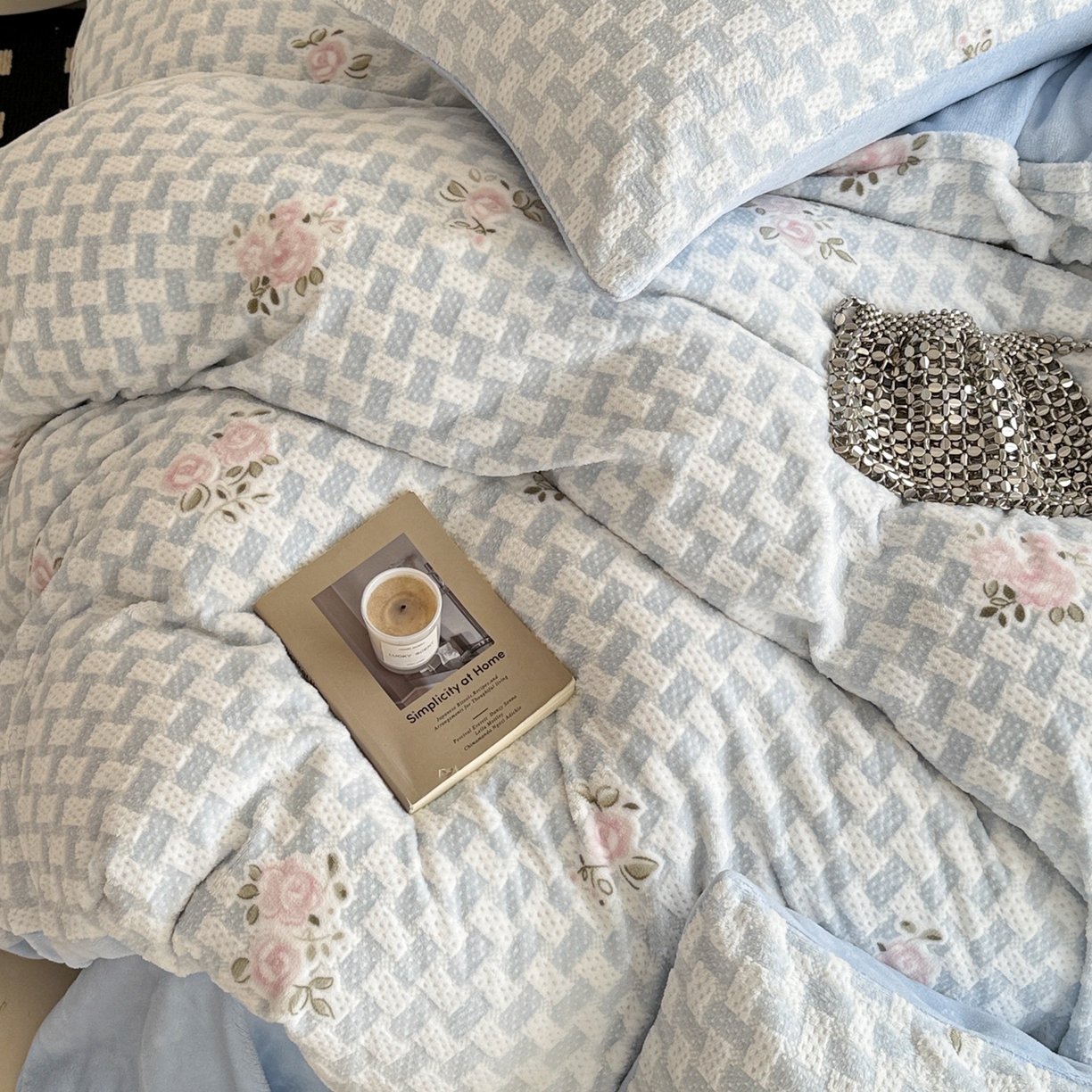 91家纺网 家纺一手货源 找家纺 呗旺鹿 2025新款A类高克重着色烂花雕花牛奶绒四件套 浅雾蔷薇兰