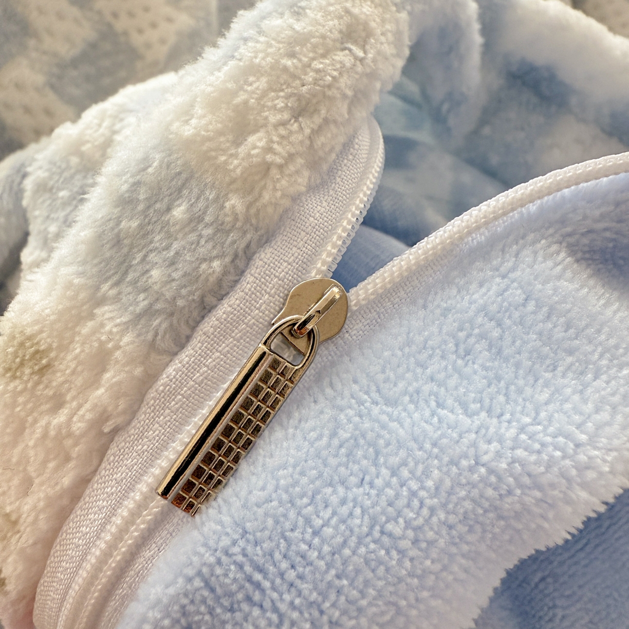 91家纺网 家纺一手货源 找家纺 呗旺鹿 2025新款A类高克重着色烂花雕花牛奶绒四件套 浅雾蔷薇兰