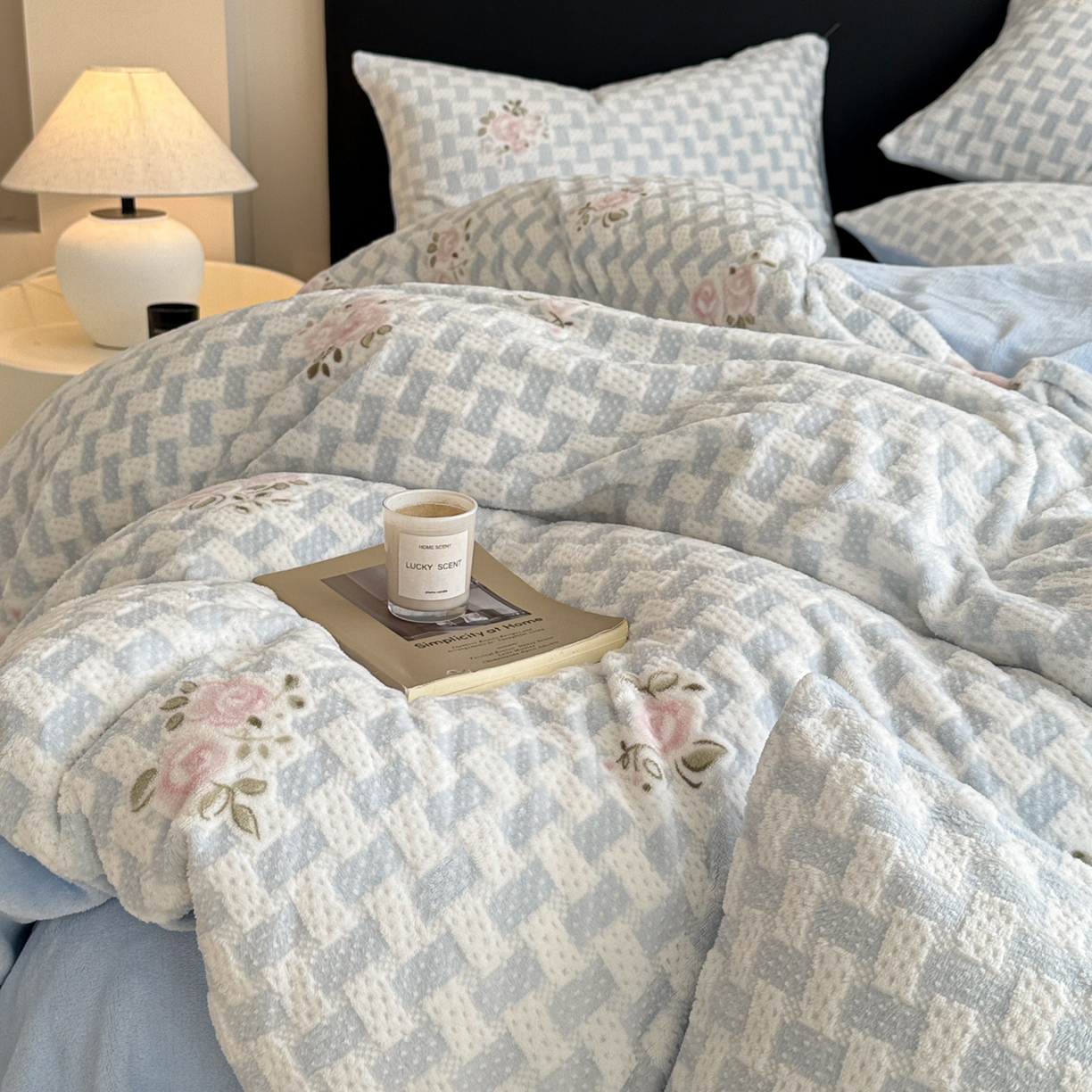 91家纺网 家纺一手货源 找家纺 呗旺鹿 2025新款A类高克重着色烂花雕花牛奶绒四件套 浅雾蔷薇兰