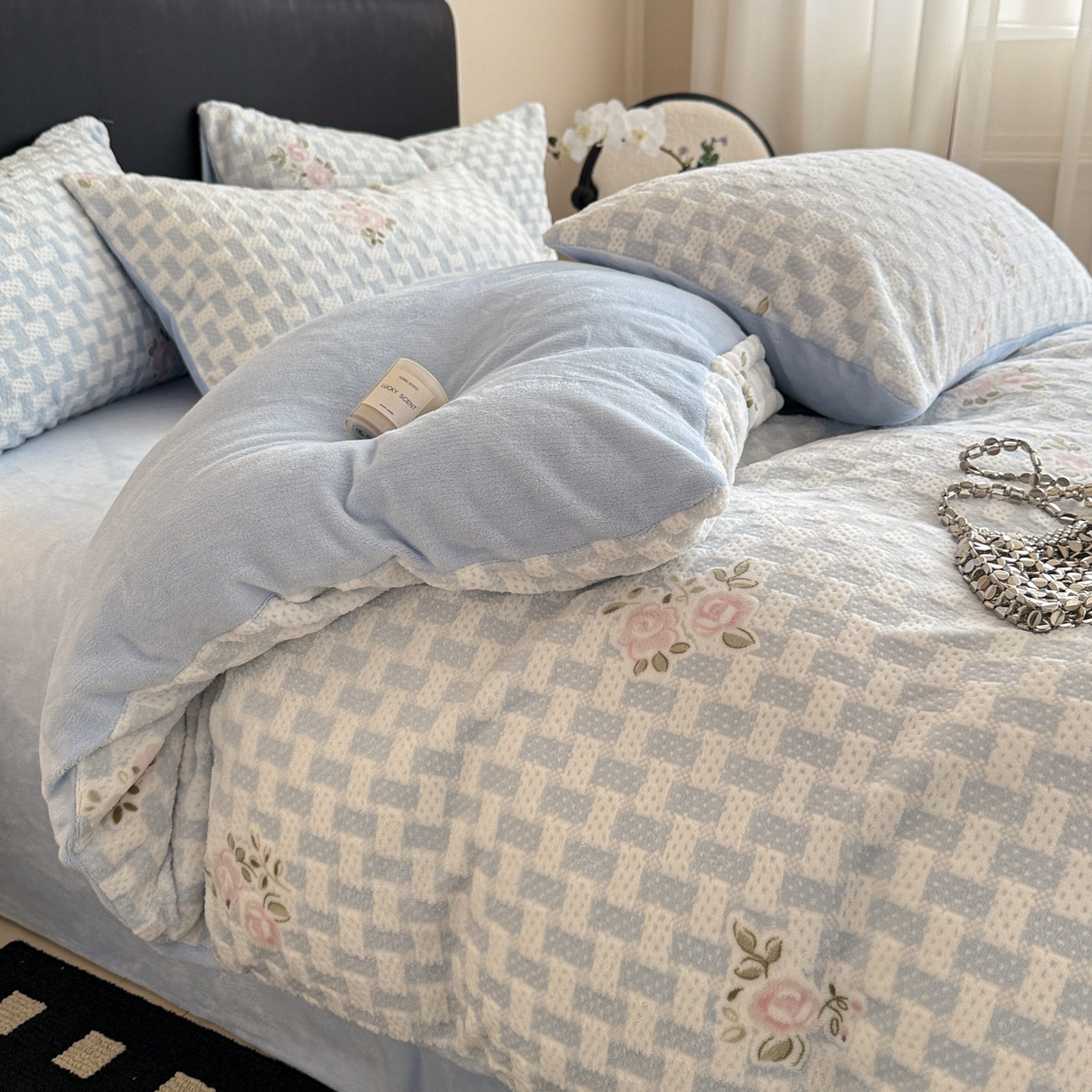 91家纺网 家纺一手货源 找家纺 呗旺鹿 2025新款A类高克重着色烂花雕花牛奶绒四件套 浅雾蔷薇兰