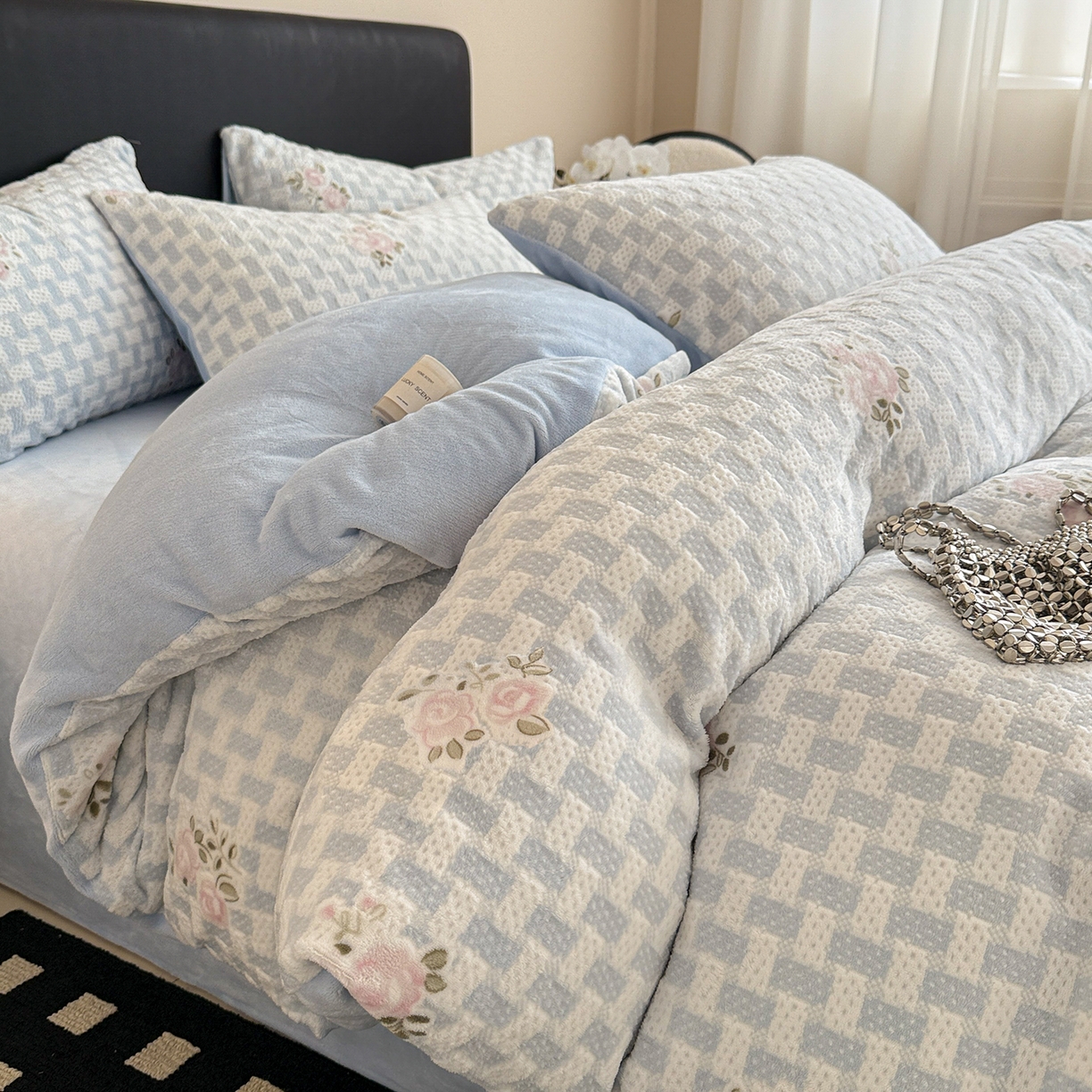 呗旺鹿 2025新款A类高克重着色烂花雕花牛奶绒四件套 浅雾蔷薇兰