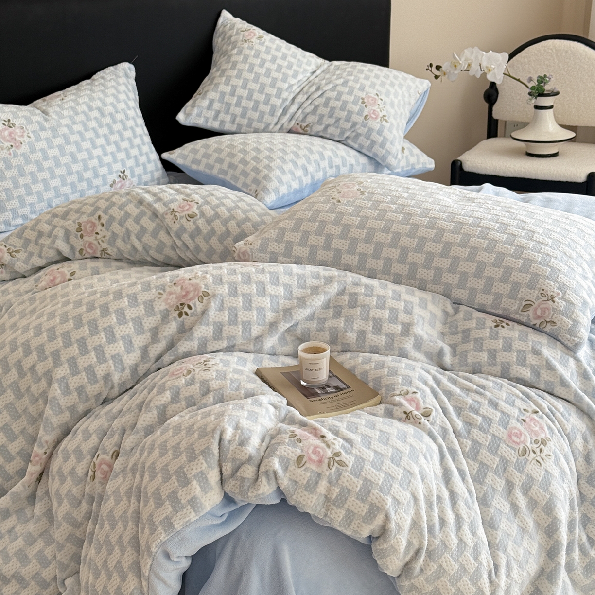 91家纺网 家纺一手货源 找家纺 呗旺鹿 2025新款A类高克重着色烂花雕花牛奶绒四件套 浅雾蔷薇兰