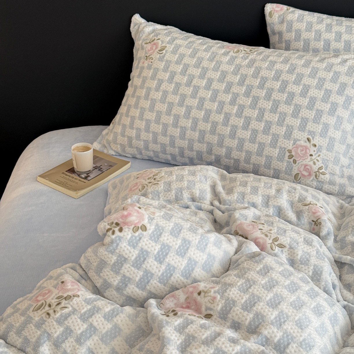 91家纺网 家纺一手货源 找家纺 呗旺鹿 2025新款A类高克重着色烂花雕花牛奶绒四件套 浅雾蔷薇兰