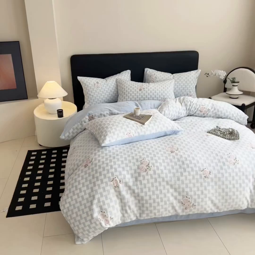 91家纺网 家纺一手货源 找家纺 呗旺鹿 2025新款A类高克重着色烂花雕花牛奶绒四件套 浅雾蔷薇兰