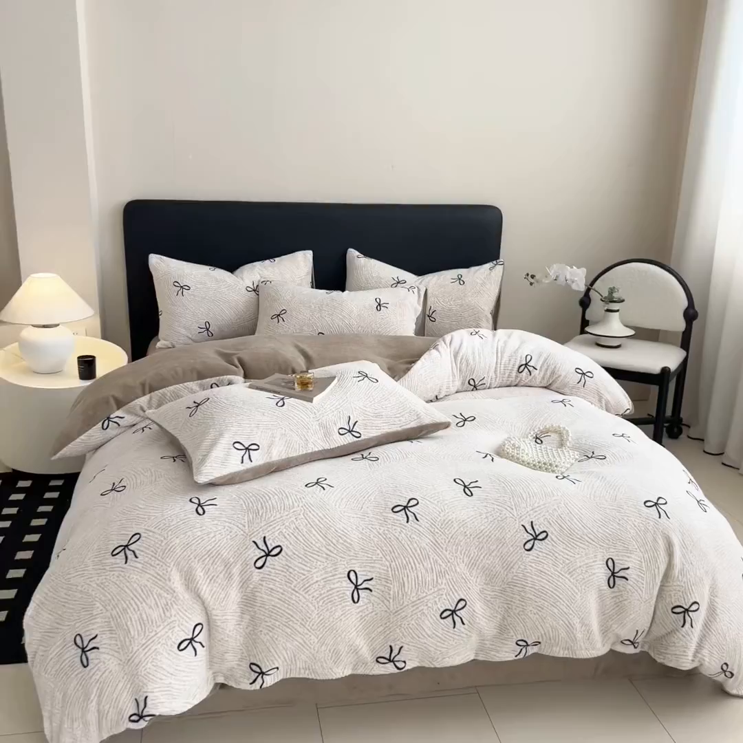 91家纺网 家纺一手货源 找家纺 呗旺鹿 2025新款A类高克重着色烂花雕花牛奶绒四件套 梦幻芭蕾卡其