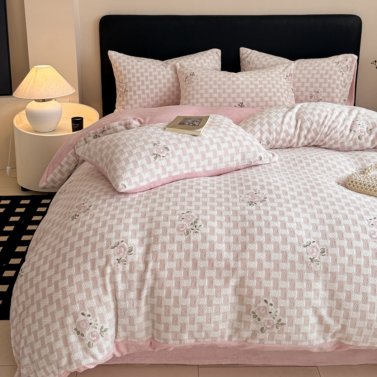 91家纺网 家纺一手货源 找家纺 呗旺鹿 2025新款A类高克重着色烂花雕花牛奶绒四件套 浅雾蔷薇粉