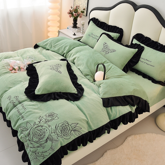 91家纺网 家纺一手货源 找家纺 炫拼家纺 2025新款刺绣黑花边高克重牛奶绒四件套-法式玫瑰 法式玫瑰-春熙绿