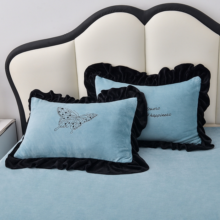 91家纺网 家纺一手货源 找家纺 炫拼家纺 2025新款刺绣黑花边高克重牛奶绒四件套-法式玫瑰 法式玫瑰-静谧蓝