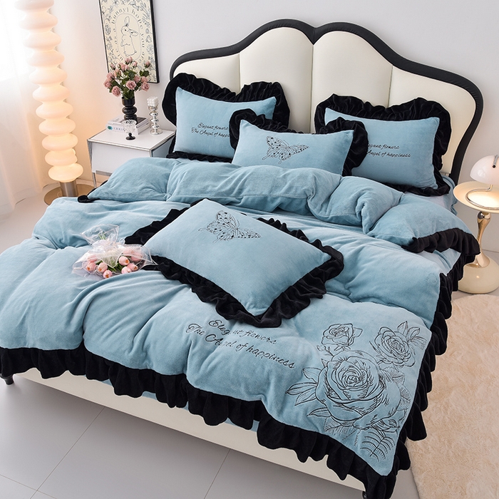 91家纺网 家纺一手货源 找家纺 炫拼家纺 2025新款刺绣黑花边高克重牛奶绒四件套-法式玫瑰 法式玫瑰-静谧蓝