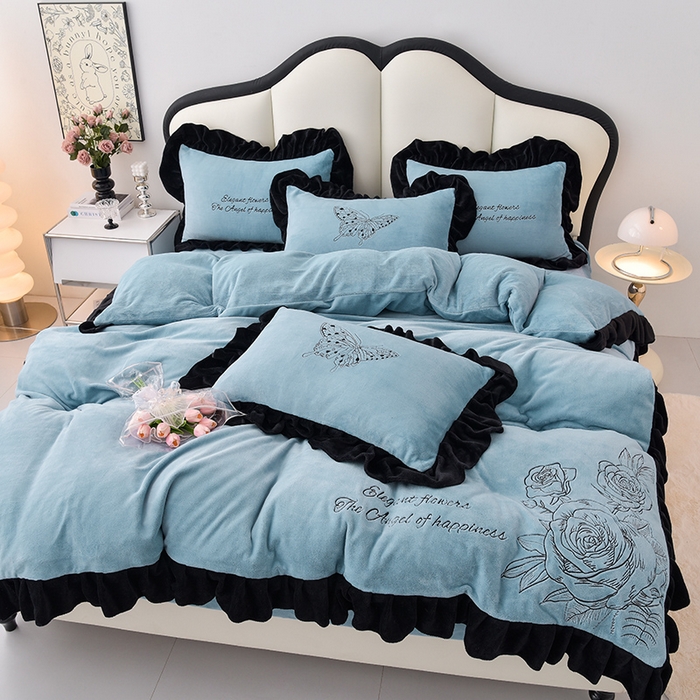 91家纺网 家纺一手货源 找家纺 炫拼家纺 2025新款刺绣黑花边高克重牛奶绒四件套-法式玫瑰 法式玫瑰-静谧蓝