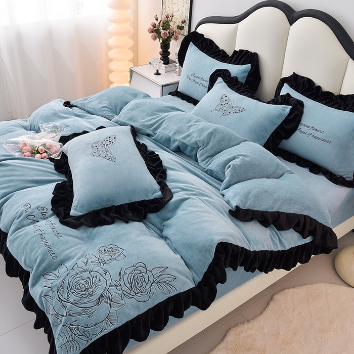 91家纺网 家纺一手货源 找家纺 炫拼家纺 2025新款刺绣黑花边高克重牛奶绒四件套-法式玫瑰 法式玫瑰-静谧蓝