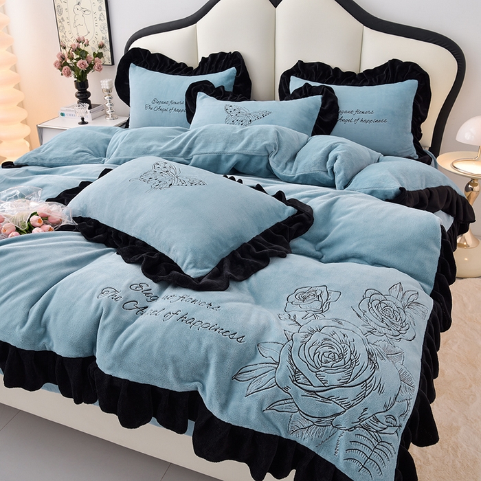 91家纺网 家纺一手货源 找家纺 炫拼家纺 2025新款刺绣黑花边高克重牛奶绒四件套-法式玫瑰 法式玫瑰-静谧蓝