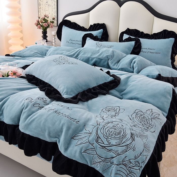 91家纺网 家纺一手货源 找家纺 炫拼家纺 2025新款刺绣黑花边高克重牛奶绒四件套-法式玫瑰 法式玫瑰-静谧蓝