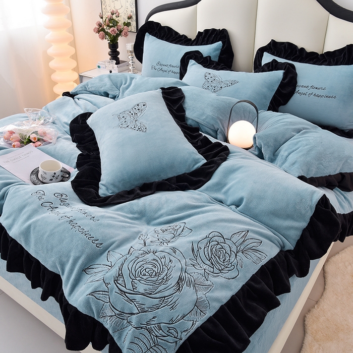 91家纺网 家纺一手货源 找家纺 炫拼家纺 2025新款刺绣黑花边高克重牛奶绒四件套-法式玫瑰 法式玫瑰-静谧蓝