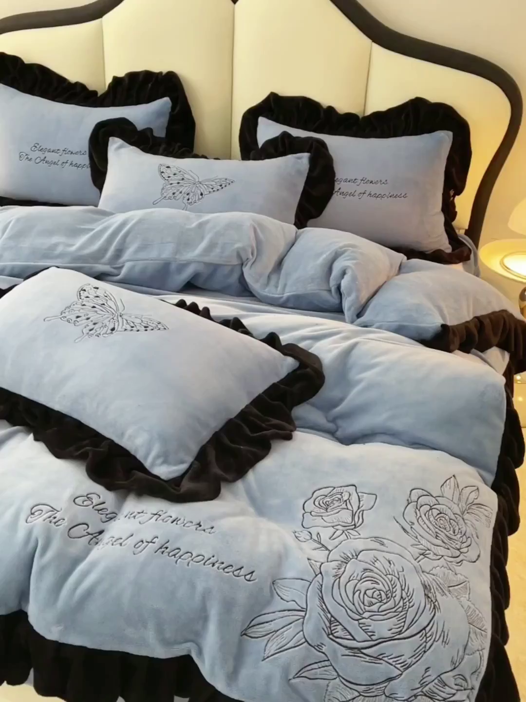 91家纺网 家纺一手货源 找家纺 炫拼家纺 2025新款刺绣黑花边高克重牛奶绒四件套-法式玫瑰 法式玫瑰-静谧蓝