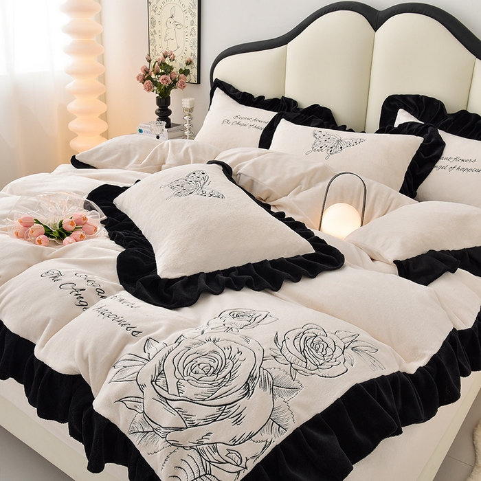 91家纺网 家纺一手货源 找家纺 炫拼家纺 2025新款刺绣黑花边高克重牛奶绒四件套-法式玫瑰 法式玫瑰-奶昔白