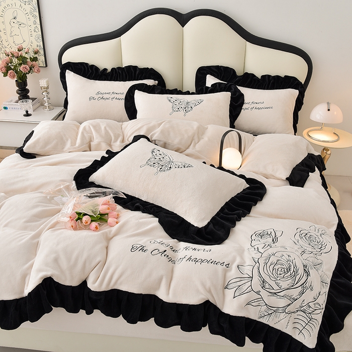 91家纺网 家纺一手货源 找家纺 炫拼家纺 2025新款刺绣黑花边高克重牛奶绒四件套-法式玫瑰 法式玫瑰-奶昔白