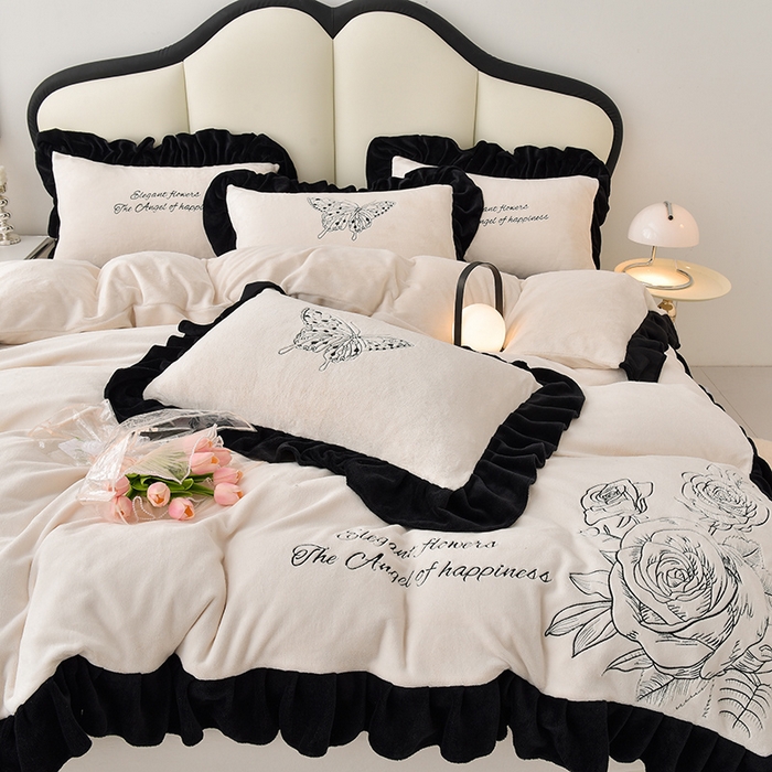 91家纺网 家纺一手货源 找家纺 炫拼家纺 2025新款刺绣黑花边高克重牛奶绒四件套-法式玫瑰 法式玫瑰-奶昔白