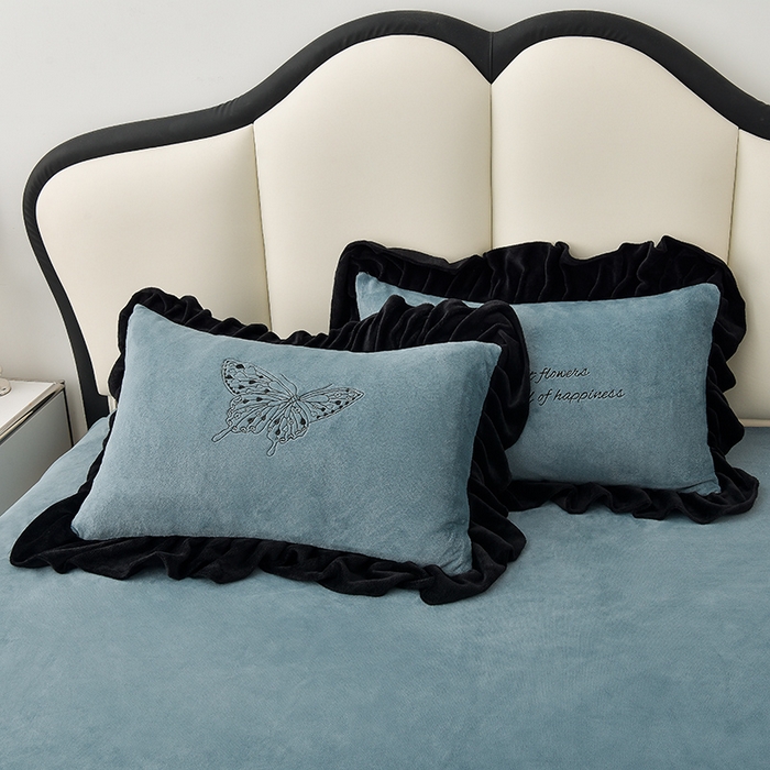 91家纺网 家纺一手货源 找家纺 炫拼家纺 2025新款刺绣黑花边高克重牛奶绒四件套-法式玫瑰 法式玫瑰-蔚蓝