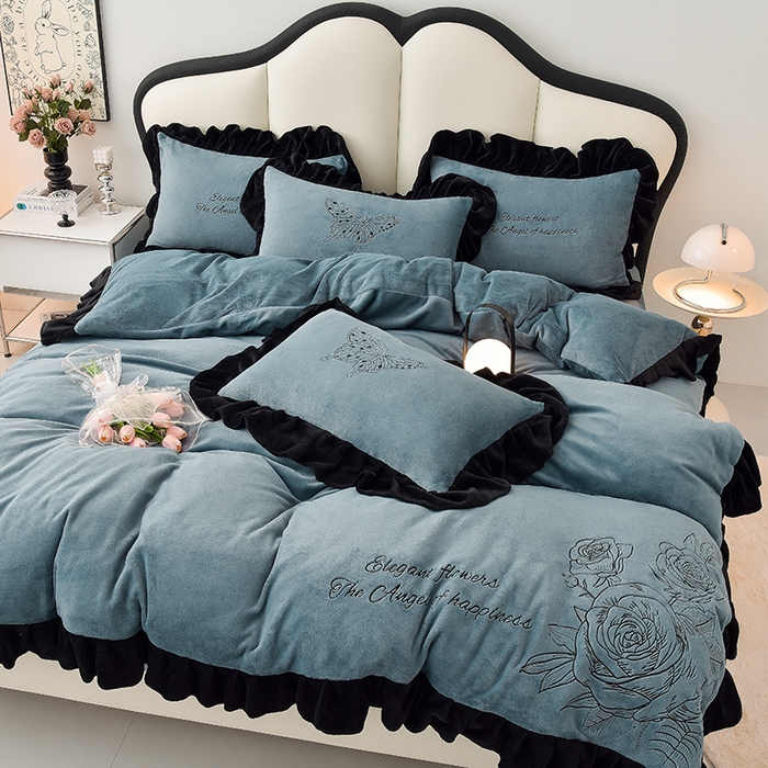 91家纺网 家纺一手货源 找家纺 炫拼家纺 2025新款刺绣黑花边高克重牛奶绒四件套-法式玫瑰 法式玫瑰-蔚蓝