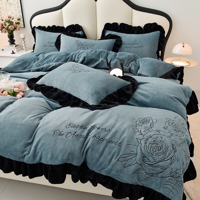 91家纺网 家纺一手货源 找家纺 炫拼家纺 2025新款刺绣黑花边高克重牛奶绒四件套-法式玫瑰 法式玫瑰-蔚蓝
