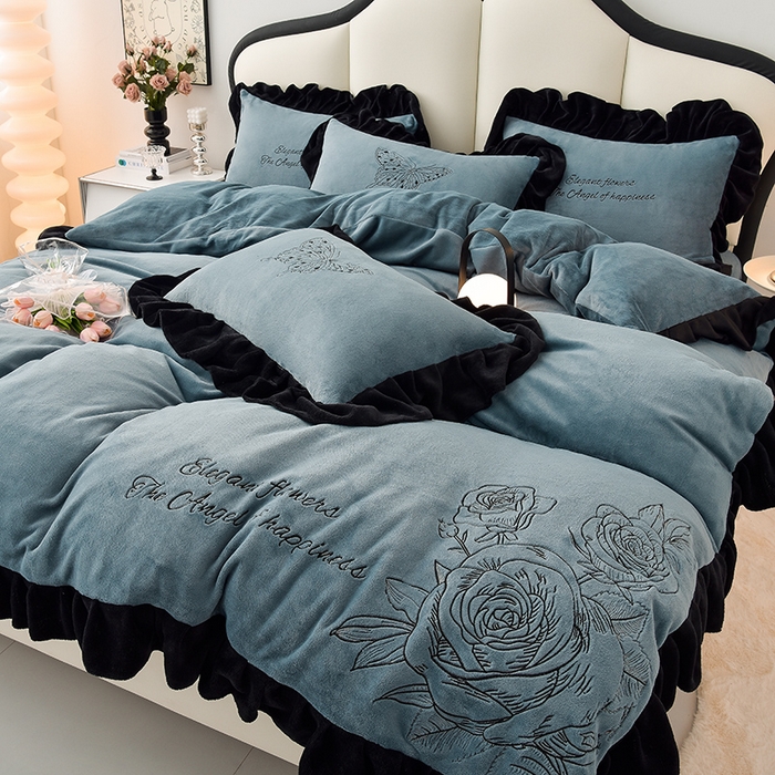 91家纺网 家纺一手货源 找家纺 炫拼家纺 2025新款刺绣黑花边高克重牛奶绒四件套-法式玫瑰 法式玫瑰-蔚蓝