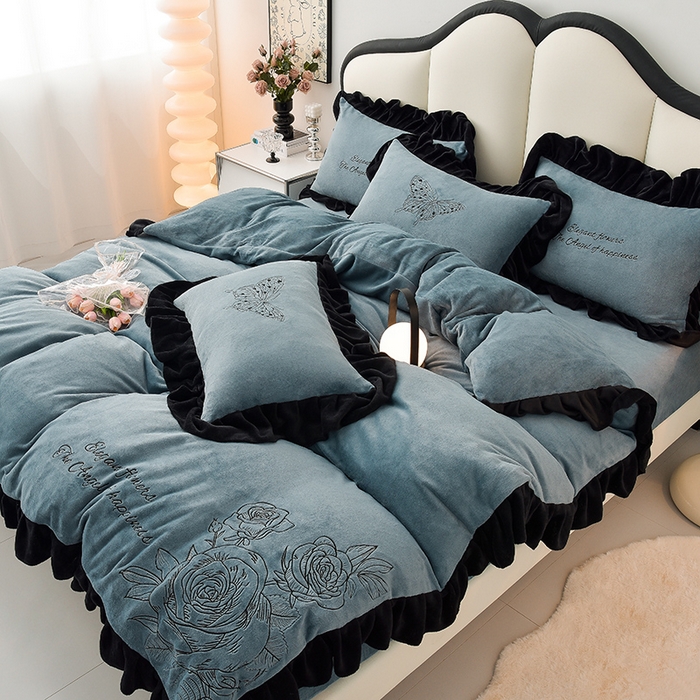 91家纺网 家纺一手货源 找家纺 炫拼家纺 2025新款刺绣黑花边高克重牛奶绒四件套-法式玫瑰 法式玫瑰-蔚蓝