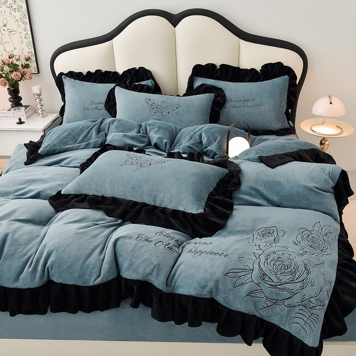 91家纺网 家纺一手货源 找家纺 炫拼家纺 2025新款刺绣黑花边高克重牛奶绒四件套-法式玫瑰 法式玫瑰-蔚蓝