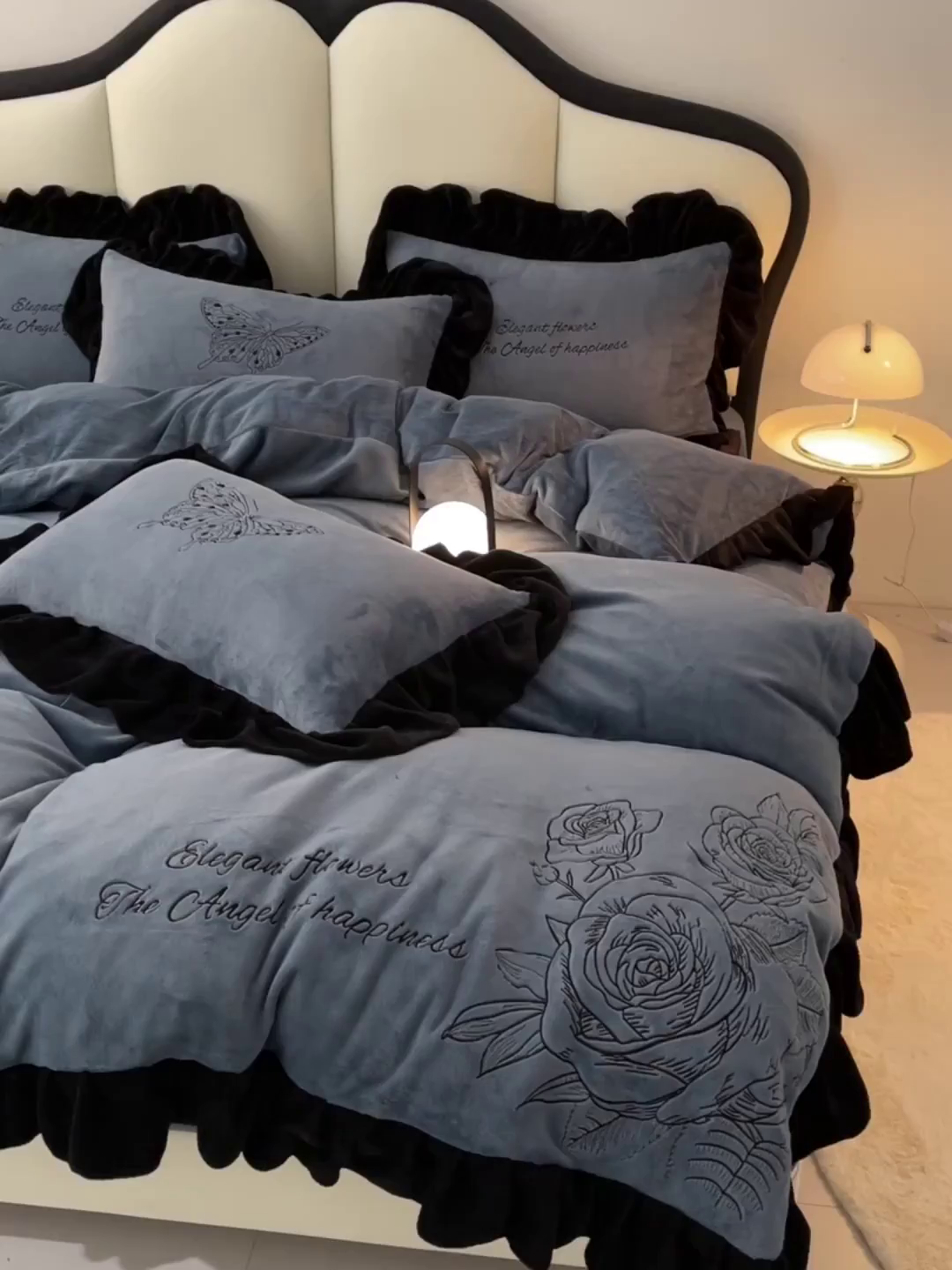 91家纺网 家纺一手货源 找家纺 炫拼家纺 2025新款刺绣黑花边高克重牛奶绒四件套-法式玫瑰 法式玫瑰-蔚蓝