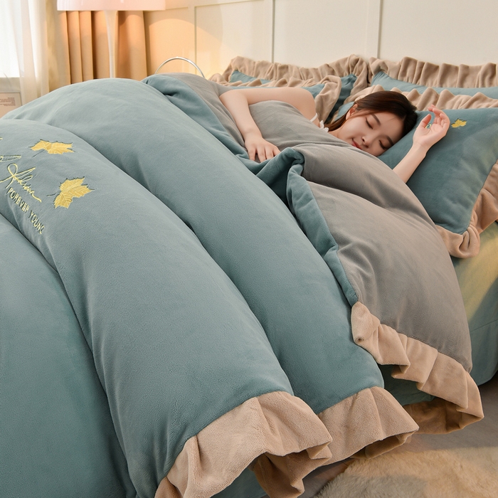 91家纺网 家纺一手货源 找家纺 （总）氧家 2025新款高克重牛奶绒拼角刺绣床单床笠床盖款四件套-钟爱