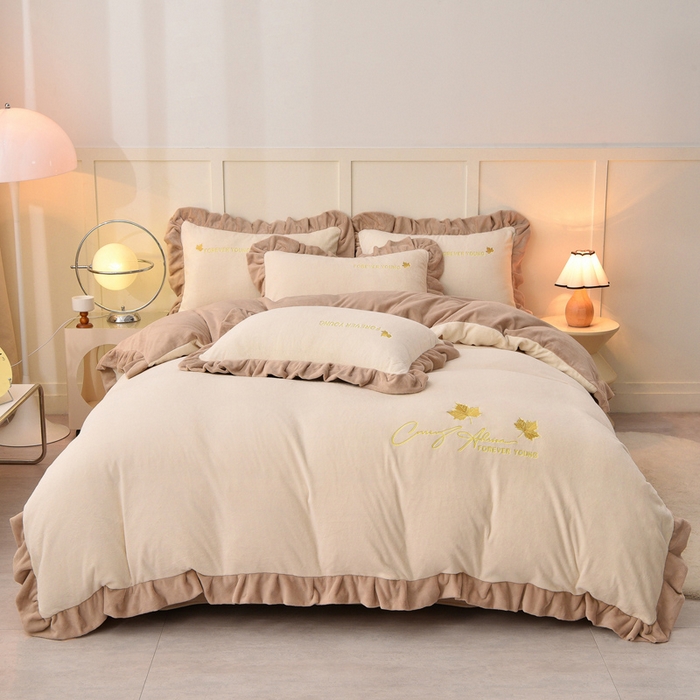 91家纺网 家纺一手货源 找家纺 氧家 2025新款高克重牛奶绒拼角刺绣床单床笠床盖款四件套-钟爱 钟爱-白