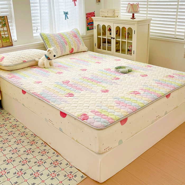 91家纺网 家纺一手货源 找家纺 富馨莱 2025新款牛奶绒夹棉床笠支持一件定做 彩虹草莓-夹棉