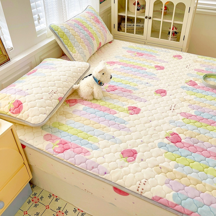 91家纺网 家纺一手货源 找家纺 富馨莱 2025新款牛奶绒夹棉床笠支持一件定做 彩虹草莓-夹棉