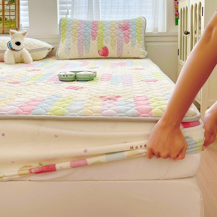 91家纺网 家纺一手货源 找家纺 富馨莱 2025新款牛奶绒夹棉床笠支持一件定做 彩虹草莓-夹棉