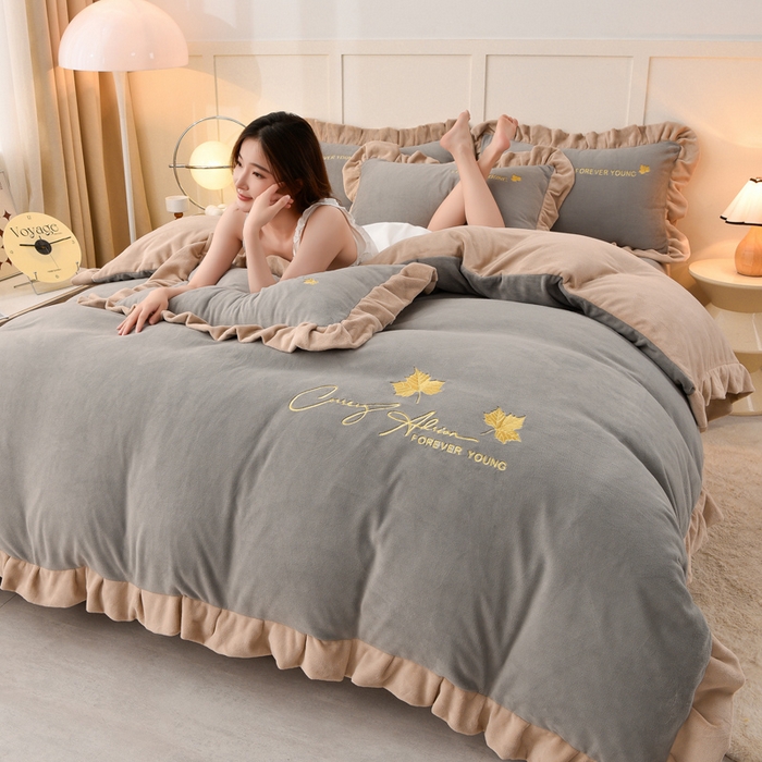 91家纺网 家纺一手货源 找家纺 氧家 2025新款高克重牛奶绒拼角刺绣床单床笠床盖款四件套-钟爱 钟爱-灰