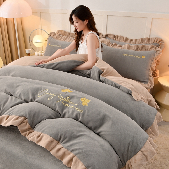 91家纺网 家纺一手货源 找家纺 氧家 2025新款高克重牛奶绒拼角刺绣床单床笠床盖款四件套-钟爱 钟爱-灰