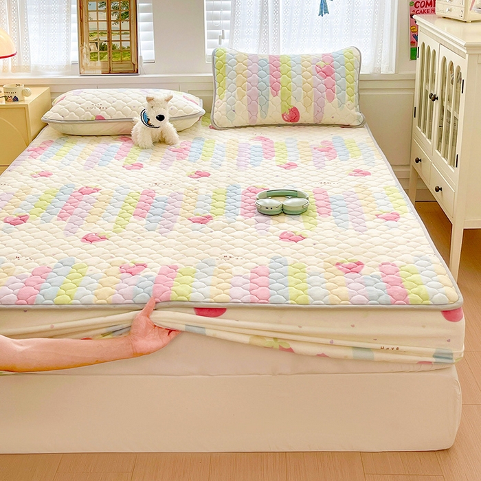 91家纺网 家纺一手货源 找家纺 富馨莱 2025新款牛奶绒夹棉床笠支持一件定做 彩虹草莓-夹棉