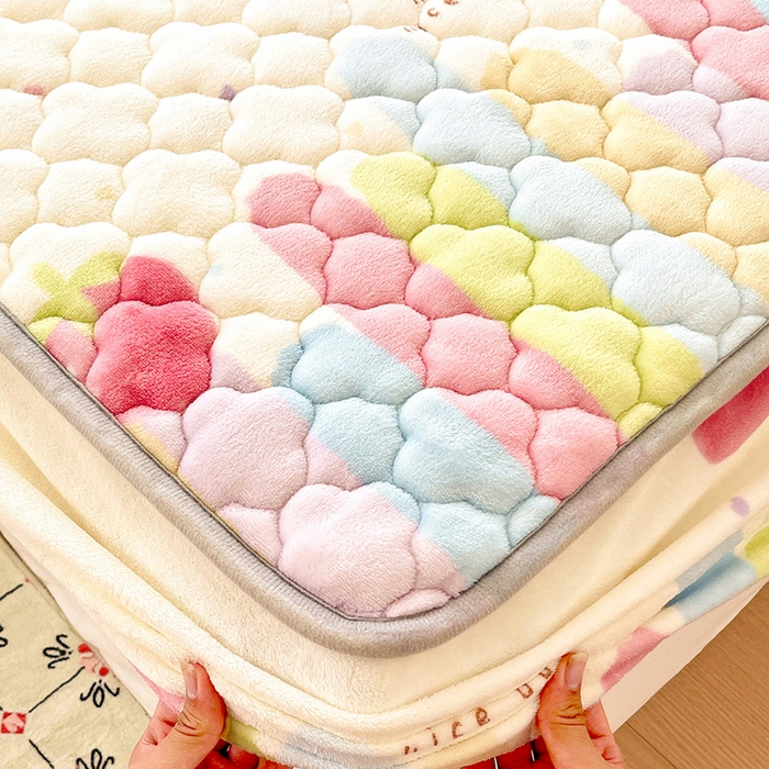 91家纺网 家纺一手货源 找家纺 富馨莱 2025新款牛奶绒夹棉床笠支持一件定做 彩虹草莓-夹棉