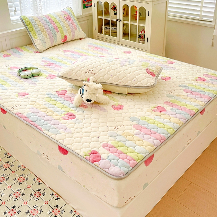 91家纺网 家纺一手货源 找家纺 富馨莱 2025新款牛奶绒夹棉床笠支持一件定做 彩虹草莓-夹棉