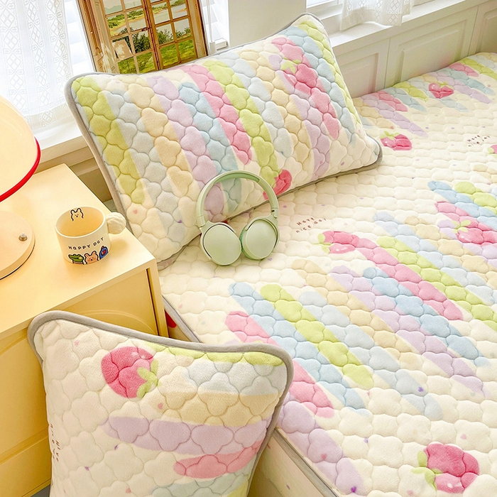 91家纺网 家纺一手货源 找家纺 富馨莱 2025新款牛奶绒夹棉床笠支持一件定做 彩虹草莓-夹棉