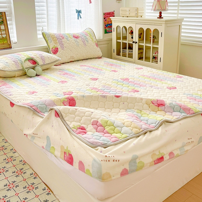 91家纺网 家纺一手货源 找家纺 富馨莱 2025新款牛奶绒夹棉床笠支持一件定做 彩虹草莓-夹棉