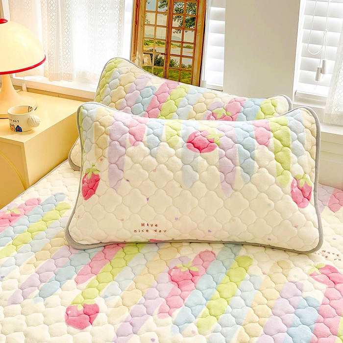 91家纺网 家纺一手货源 找家纺 富馨莱 2025新款牛奶绒夹棉床笠支持一件定做 彩虹草莓-夹棉