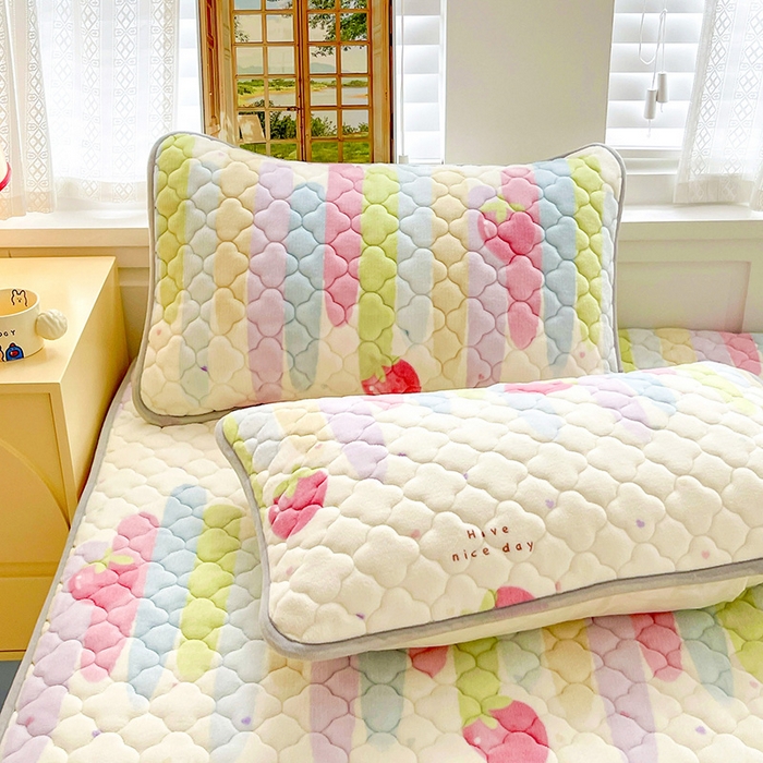 91家纺网 家纺一手货源 找家纺 富馨莱 2025新款牛奶绒夹棉床笠支持一件定做 彩虹草莓-夹棉